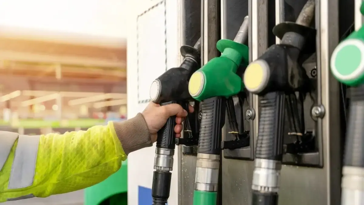Πέρασε ομόφωνα η μείωση του φόρου στα καύσιμα – Σε ισχύ από τα μεσάνυχτα του Σαββάτου