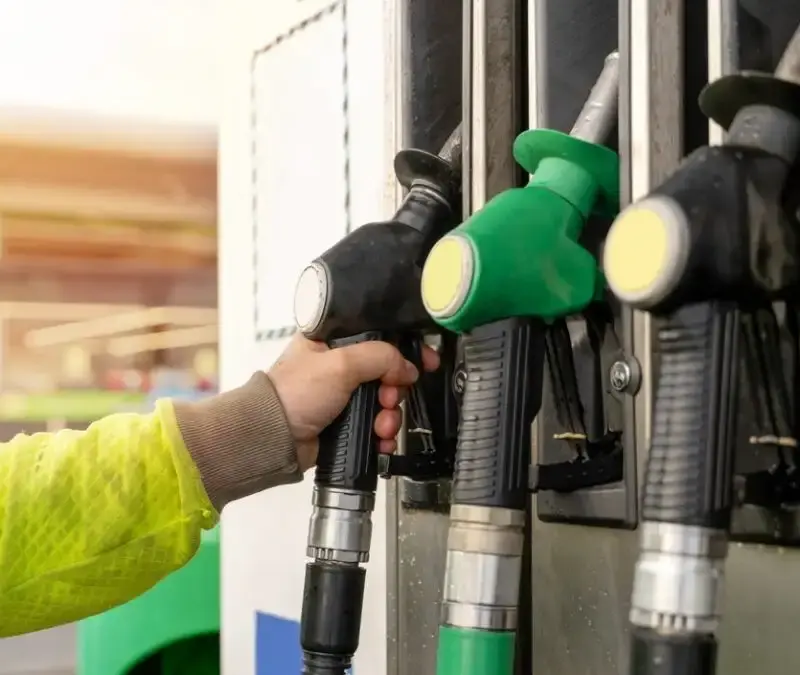 Πέρασε ομόφωνα η μείωση του φόρου στα καύσιμα – Σε ισχύ από τα μεσάνυχτα του Σαββάτου