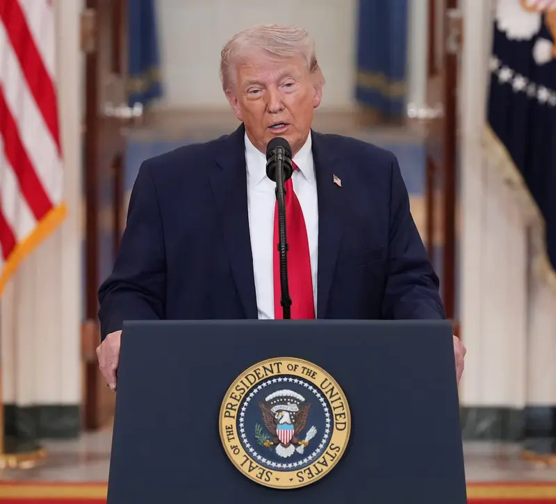 Πτώση μετοχών, άλμα πετρελαίου και πίεση στα ομόλογα μετά το διάγγελμα Τραμπ