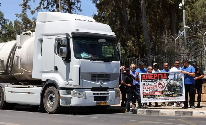 Ζήτησαν εμπλοκή του ΠτΔ για να βρεθεί λύση – Διαμαρτυρήθηκαν έξω από το Προεδρικό οι βοθροκαθαριστές Λ/σου