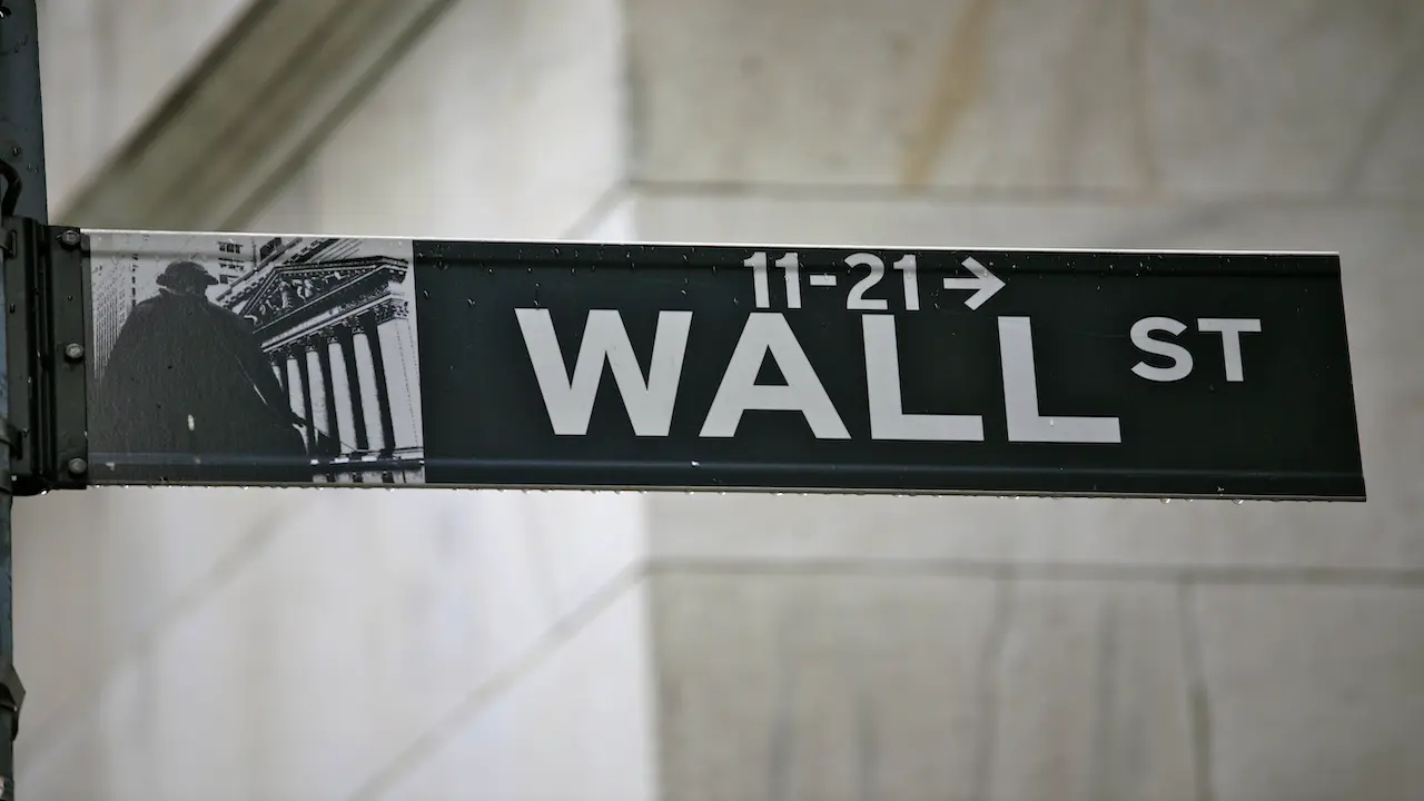 Wall Street: «Φρένο» στα ιστορικά ρεκόρ με το βλέμμα σε Μέση Ανατολή και Fed
