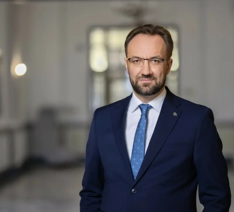 Σίμκους (ΕΚΤ): Στάση αναμονής για τα επιτόκια λόγω πολέμου στο Ιράν