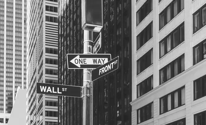 Wall Street: Απότομη αλλαγή σκηνικού και ισχυρές απώλειες μετά το διάγγελμα Τραμπ