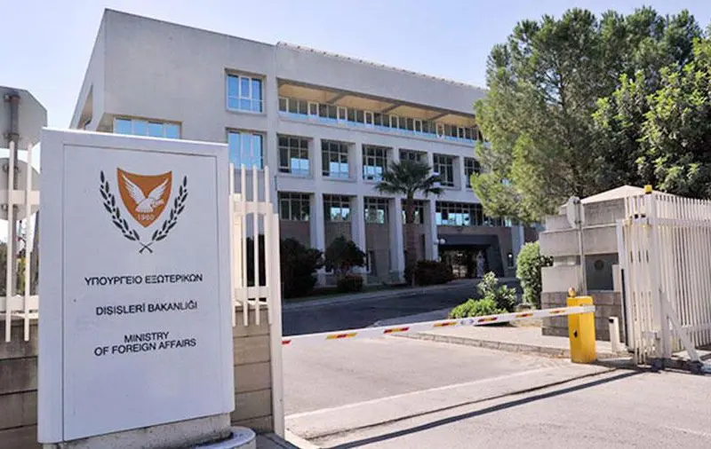 ΥΠΕΞ: Θετική εξέλιξη για την Κύπρο οι νέες ταξιδιωτικές οδηγίες ΗΠΑ και Βρετανίας