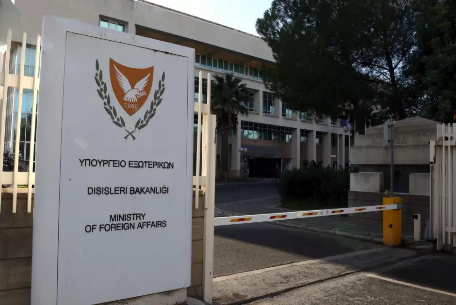ΥΠΕΞ: Θετική εξέλιξη για την Κύπρο οι νέες ταξιδιωτικές οδηγίες ΗΠΑ και Βρετανίας