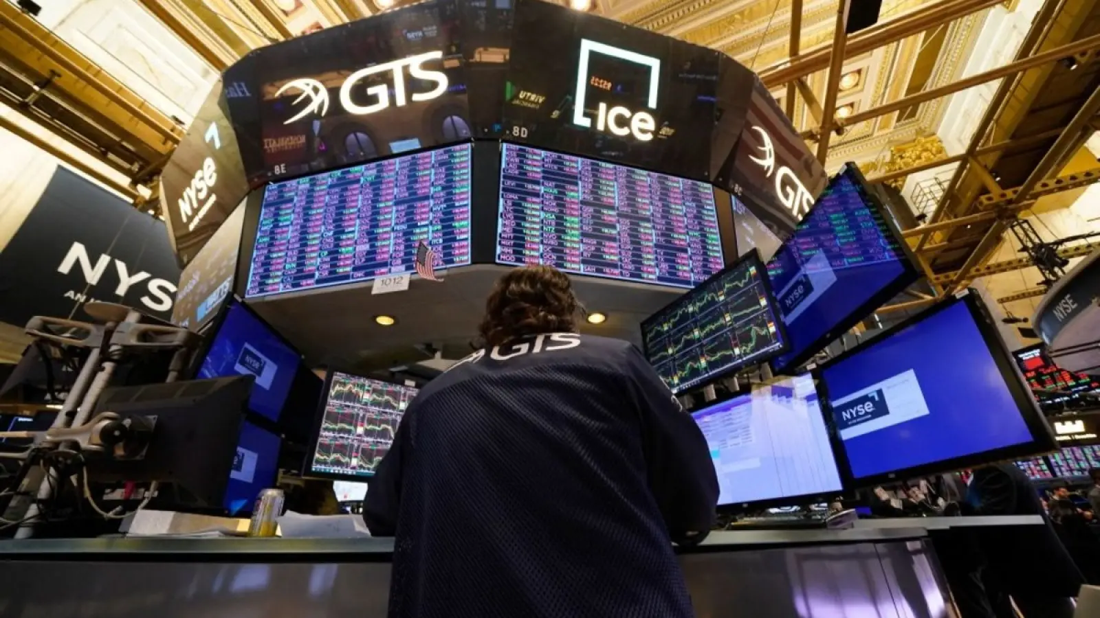 Wall Street: Πιέσεις από ομόλογα και πετρέλαιο – Η Oracle επιβαρύνει τον Nasdaq