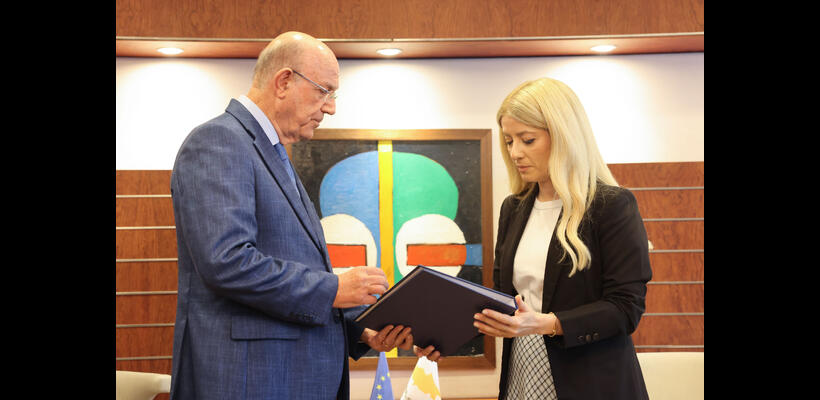 Παρέδωσε τον προϋπολογισμό 2027 ο ΥΠΟΙΚ – «Στόχος μας να θωρακίσουμε οικονομία και κοινωνία»