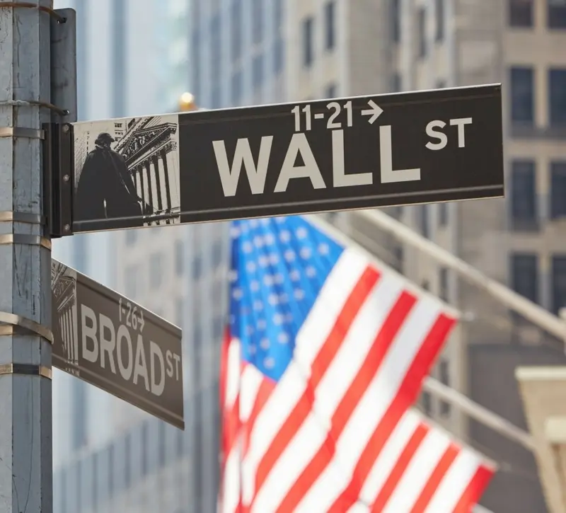 Άνοδος στη Wall Street με το βλέμμα στις συνομιλίες ΗΠΑ-Ιράν