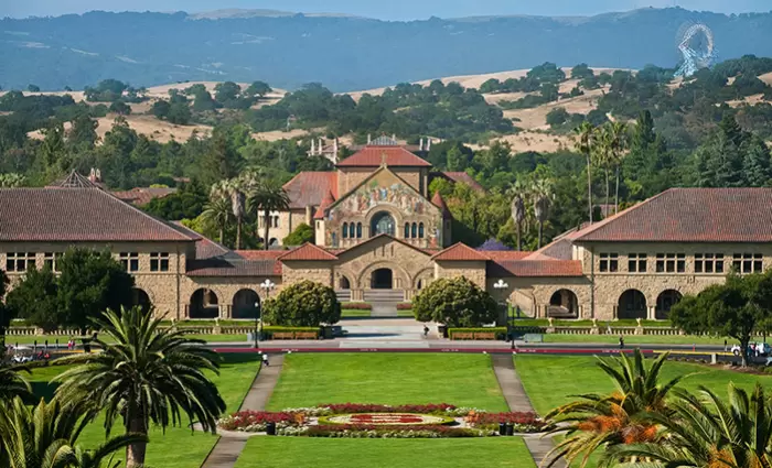 Το Στάνφορντ απολύει εκατοντάδες υπαλλήλους, επικαλούμενο τις πολιτικές Τραμπ