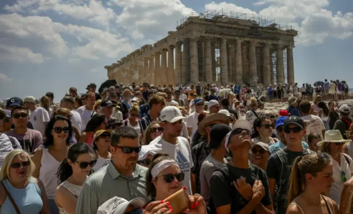 Οι ειδικοί προσφέρουν λύσεις και εναλλακτικές για τον υπερτουρισμό