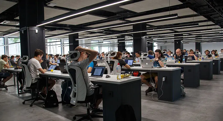 Από μια κλωστή κρέμονται 50 εκ. θέσεις εργασίας