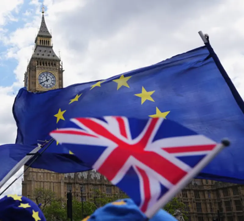 Brexit δέκα χρόνια μετά: Η βρετανική οικονομία υποχώρησε έως και 8% – Πλήγμα σε εξαγωγές, επενδύσεις και ανάπτυξη