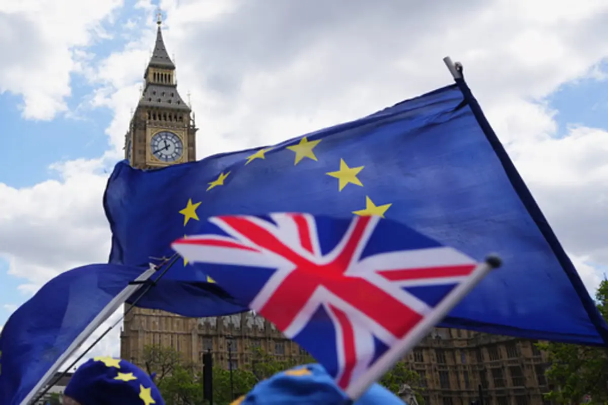 Brexit δέκα χρόνια μετά: Η βρετανική οικονομία υποχώρησε έως και 8% – Πλήγμα σε εξαγωγές, επενδύσεις και ανάπτυξη