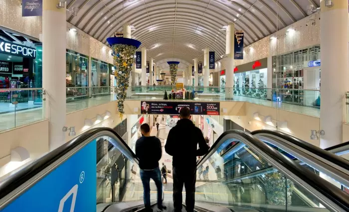 Τα καταστήματα των malls εκτεθειμένα από τις εξελίξεις