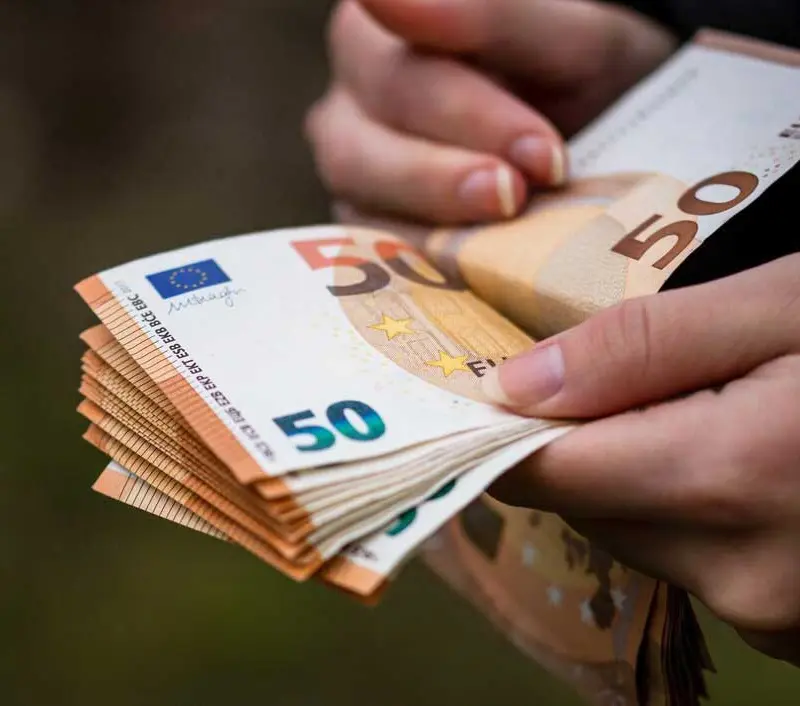 Έριξε ταχύτητα η αύξηση μισθών το δεύτερο 3μηνο – Στα €2.548 οι μέσες απολαβές