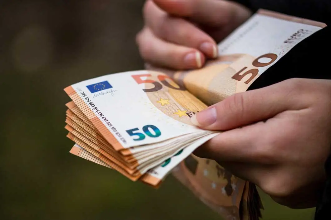 Έριξε ταχύτητα η αύξηση μισθών το δεύτερο 3μηνο – Στα €2.548 οι μέσες απολαβές