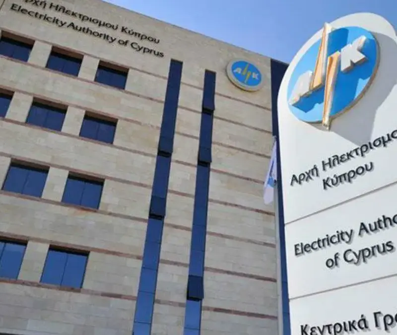 Έκθεση ΕΥ για ΑΗΚ: Καθυστερήσεις ανάπτυξης ΑΠΕ και ρύποι «καίνε» καταναλωτές