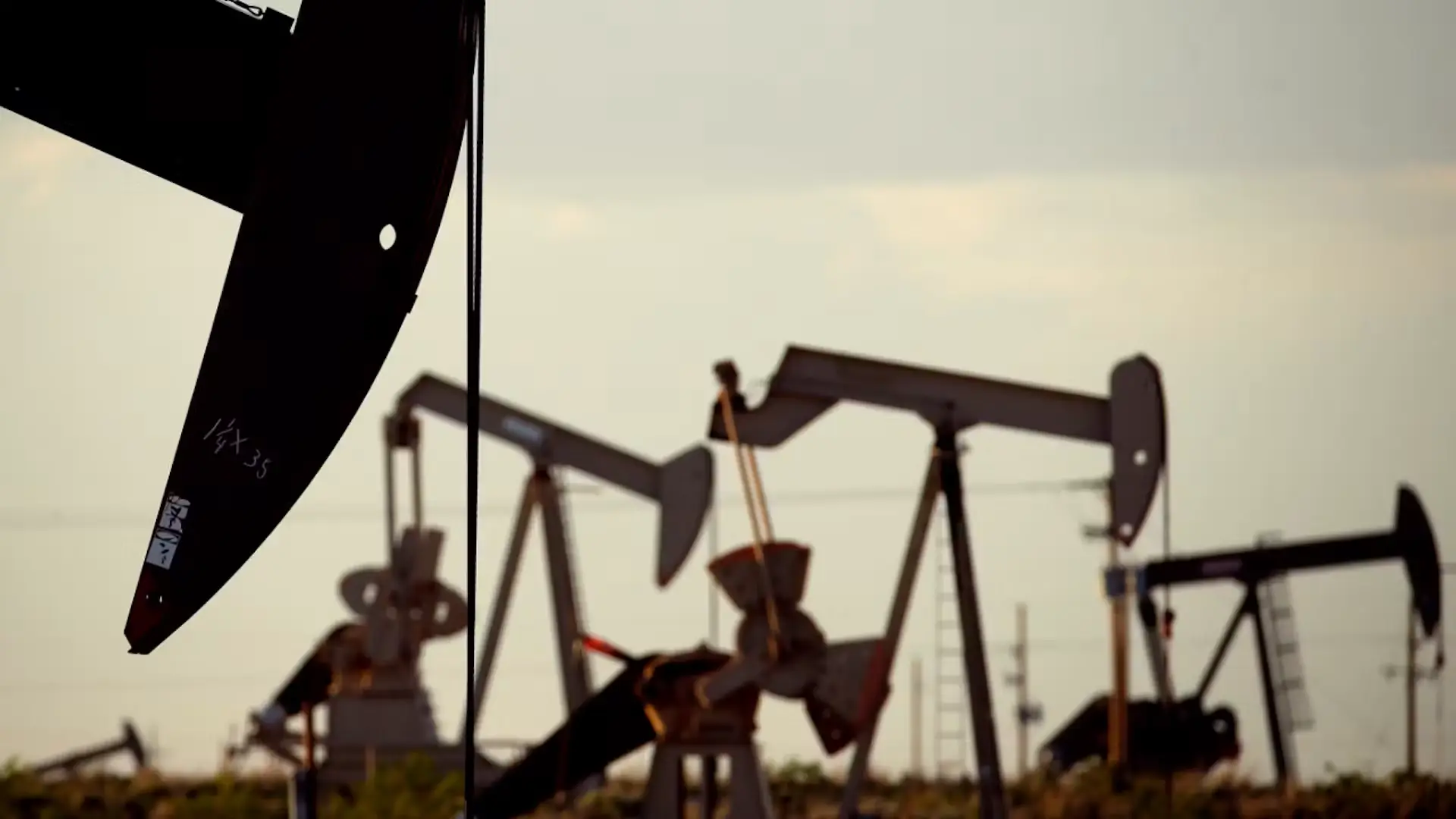 Υποχωρεί από τα υψηλά εξαμήνου το Brent προς τα $114 – Σενάριο για $150 σε περίπτωση νέας κλιμάκωσης