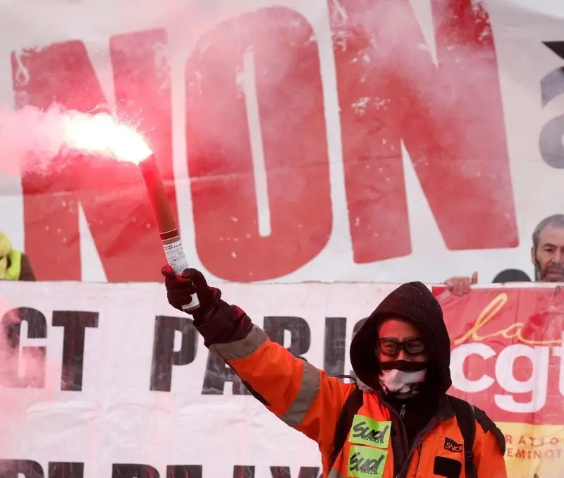 Γαλλία: Έκτακτη αύξηση του κατώτατου μισθού για την κοινωνική ειρήνη
