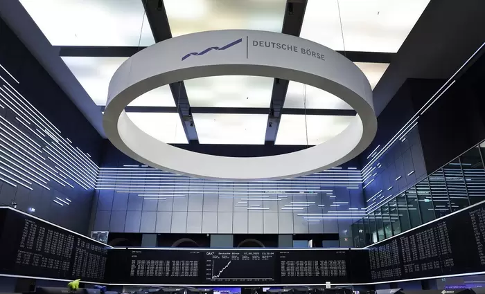 Στάση αναμονής στις ευρωαγορές με επίκεντρο τα εταιρικά αποτελέσματα και τις εμπορικές ανησυχίες