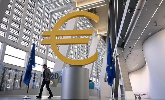  Το δίλημμα για την ΕΚΤ για τα επιτόκια και το όριο των $100