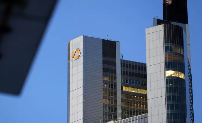 Commerzbank: Προχωρά σε buyback €1 δισ. – «Βλέπει» καθαρά κέρδη €2,5 δισ. για το 2025