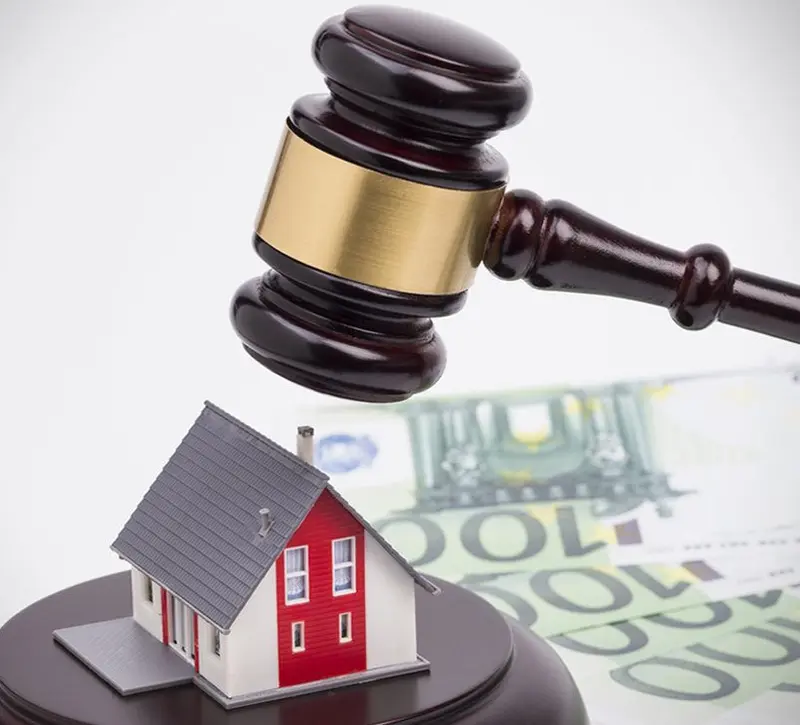 Πληθαίνουν οι προτάσεις για εκποιήσεις – Ειδικούς δικαστές εισηγείται το ΔΗΚΟ