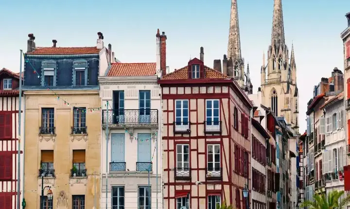 «Πωλούνται υπνοδωμάτια»: Πόσο βαθιά είναι η στεγαστική κρίση στην Ευρώπη;