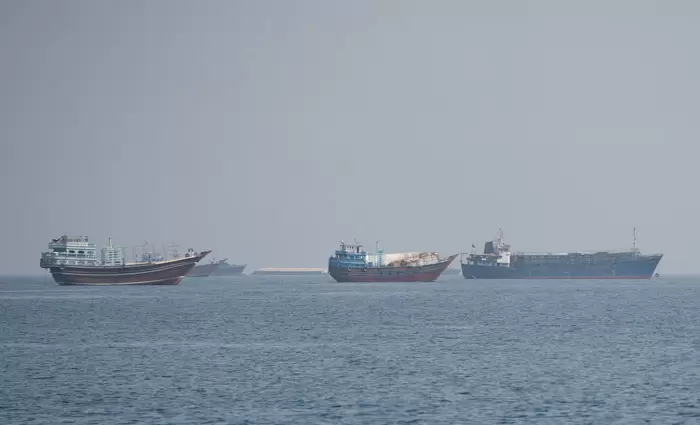 Reuters: Σχεδόν το 50% του παγκόσμιου πετρελαίου περνά από εμπόλεμες ζώνες