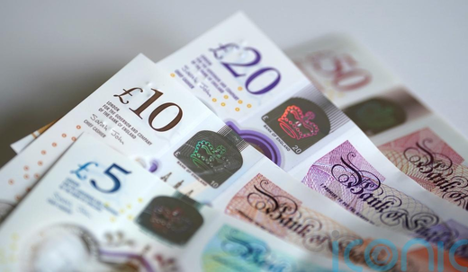 Στερλίνα: Στο χαμηλότερο επίπεδο διμήνου έναντι του δολαρίου εν μέσω πολιτικής αβεβαιότητας