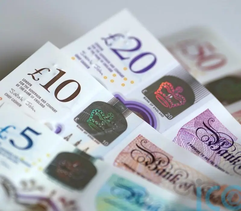 Στερλίνα: Στο χαμηλότερο επίπεδο διμήνου έναντι του δολαρίου εν μέσω πολιτικής αβεβαιότητας