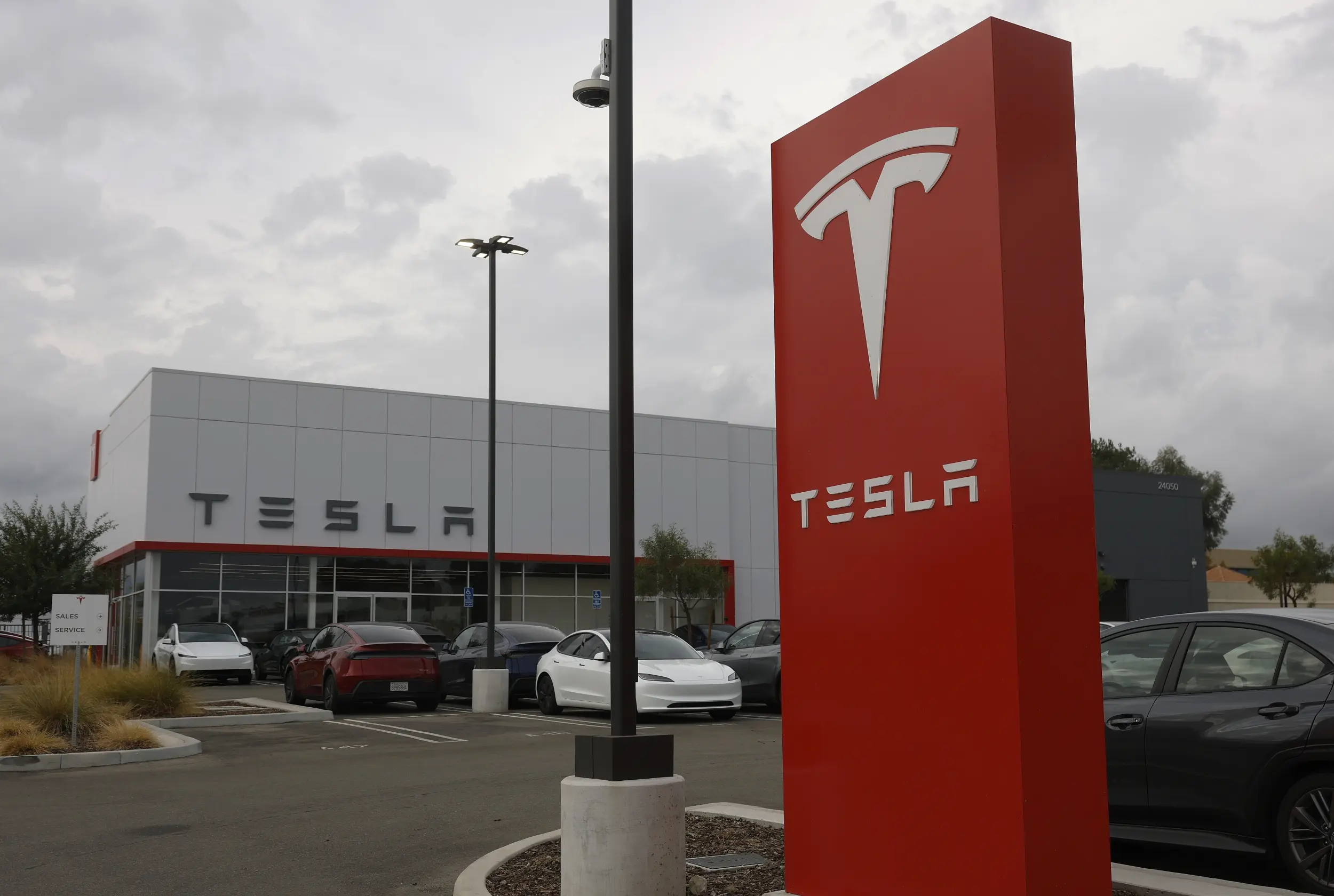 Tesla: Απογειώνονται οι φιλοδοξίες στην ΑΙ, οι αντίπαλοι τρέχουν να τη φτάσουν