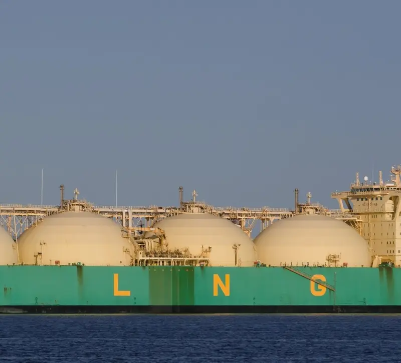 Ανατροπή στην αγορά LNG: Από φόβους υπερπροσφοράς σε κρίση ελλείψεων λόγω Μέσης Ανατολής