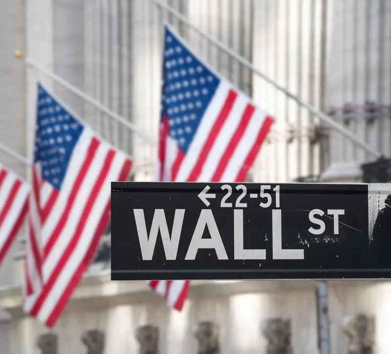 Wall Street: Ανοδος του S&P 500 με ώθηση από τις μετοχές των κατασκευαστών μικροτσίπ – Υποχωρούν οι τιμές του πετρελαίου