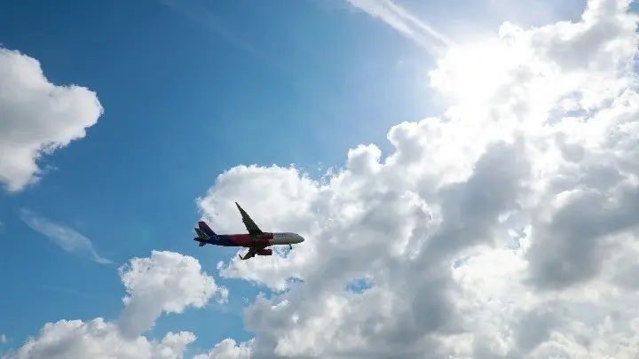 Yπουργός Τουρισμού Ισπανίας: Αγοράστε αεροπορικά εισιτήρια τώρα γιατί ο πόλεμος στο Ιράν ανεβάζει τις τιμές