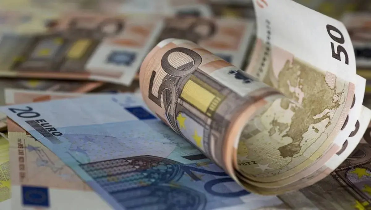 Παραμένουν τα εισοδηματικά κριτήρια για τρίτεκνους και πολύτεκνους, ξεκαθαρίζει η κυβέρνηση στη Βουλή