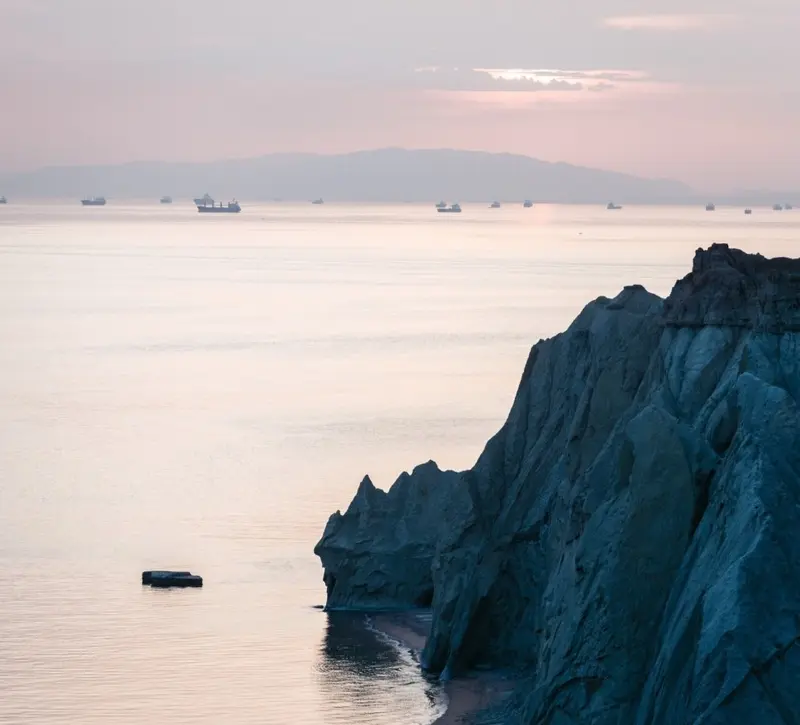 FT: Τα ΗΑΕ είναι διατεθειμένα να μετάσχουν σε διεθνή ομάδα για το άνοιγμα των Στενών του Ορμούζ