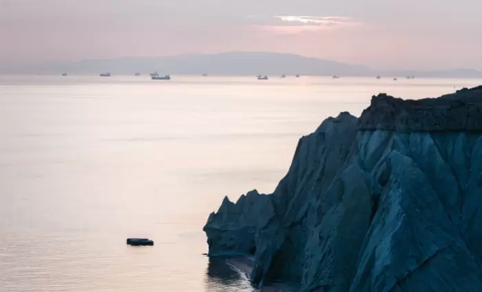 FT: Τα ΗΑΕ είναι διατεθειμένα να μετάσχουν σε διεθνή ομάδα για το άνοιγμα των Στενών του Ορμούζ