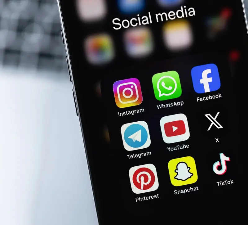 Η κίνηση της Apple που «γονάτισε» τη Meta: Η μέρα που τα δεδομένα έγιναν το ακριβότερο νόμισμα