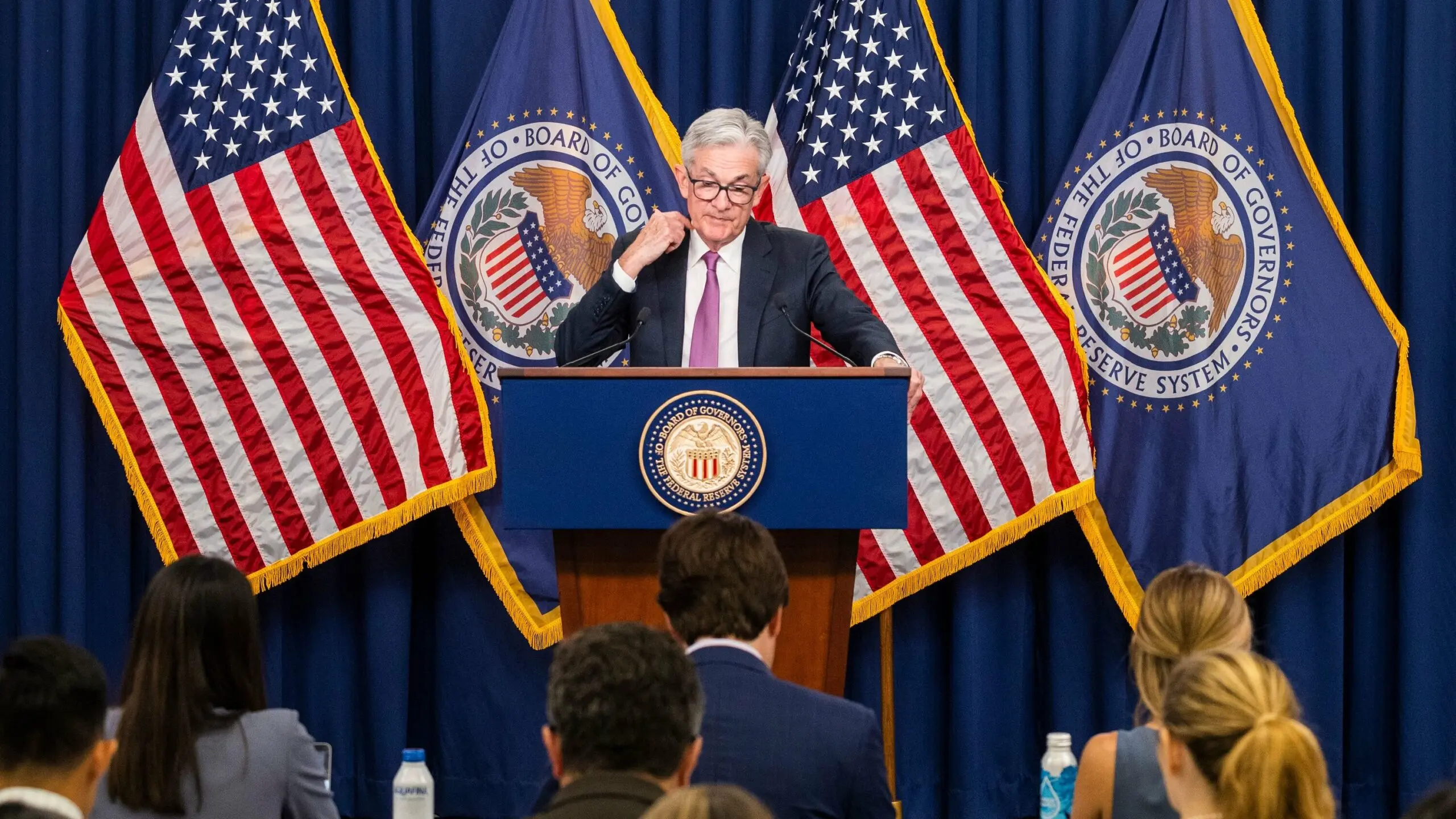 Σταθερά διατήρησε τα επιτόκια η Fed μετά από 10 συνεχόμενες αυξήσεις