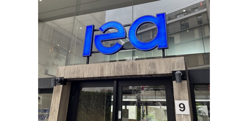 ΙΕΑ: Μείωση επενδύσεων στο πετρέλαιο, στροφή δισεκατομμυρίων σε LNG, δίκτυα και πυρηνική ενέργεια