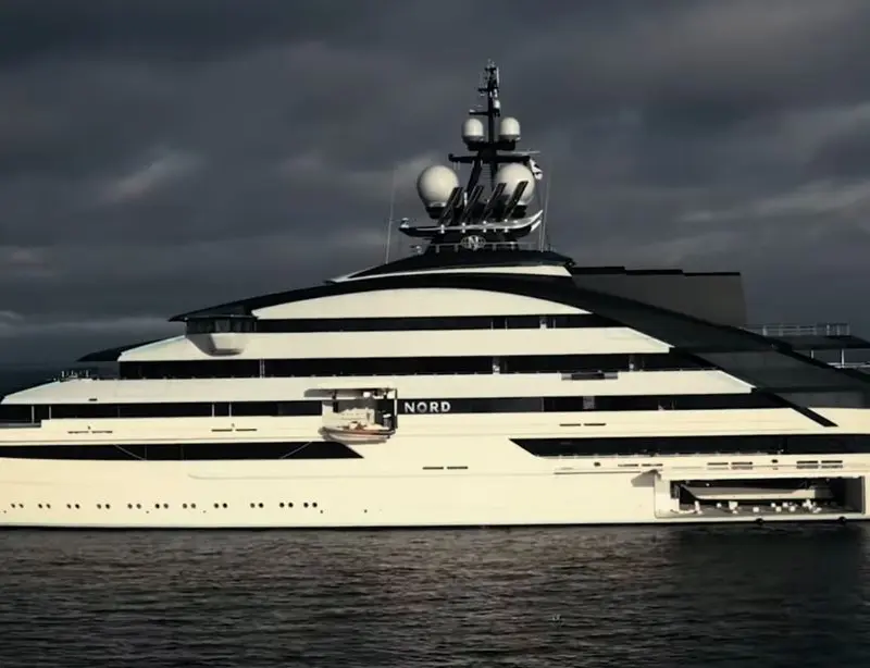 Στενά του Ορμούζ: Υπερθαλαμηγός $500 εκατ. του πλουσιότερου ανθρώπου της Ρωσίας «έσπασε» τον αποκλεισμό