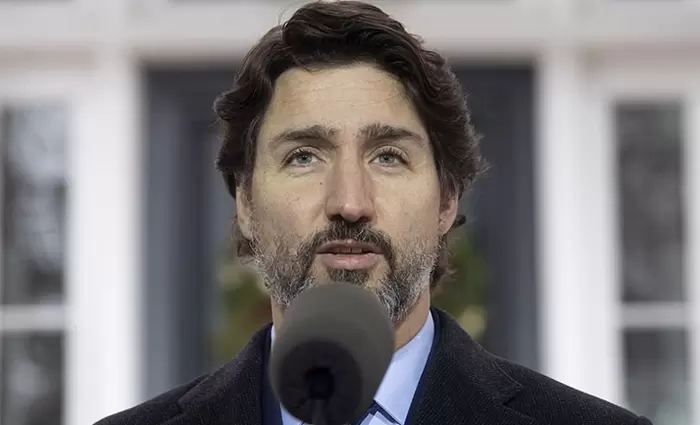 Tρολάρει ο Τριντό με meme του Σάντερς για περιορισμό ταξιδιών!