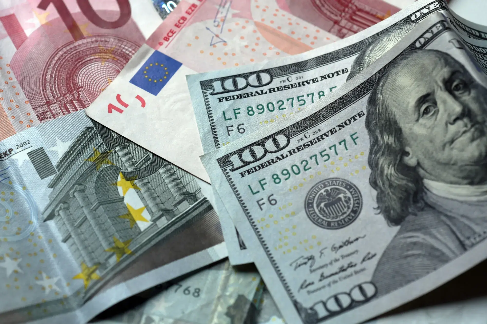 Δολάριο: Οδεύει προς τη μεγαλύτερη άνοδο εδώ και 14 μήνες έναντι του ευρώ