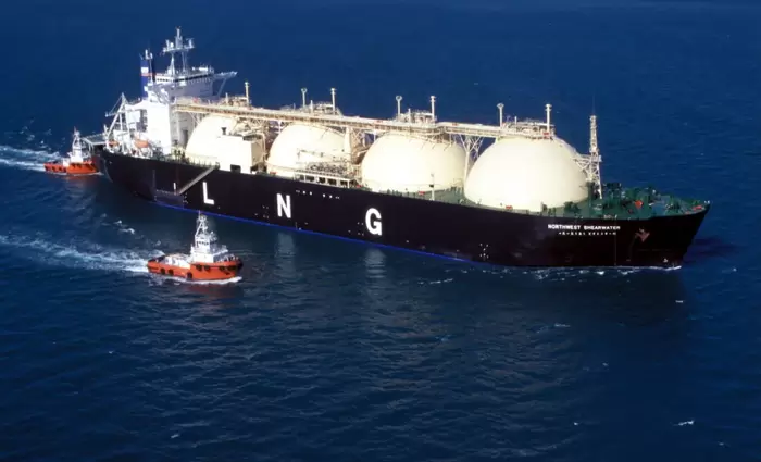 Shell: Στάσιμη η παγκόσμια προσφορά LNG το 2026 λόγω της κρίσης στη Μέση Ανατολή
