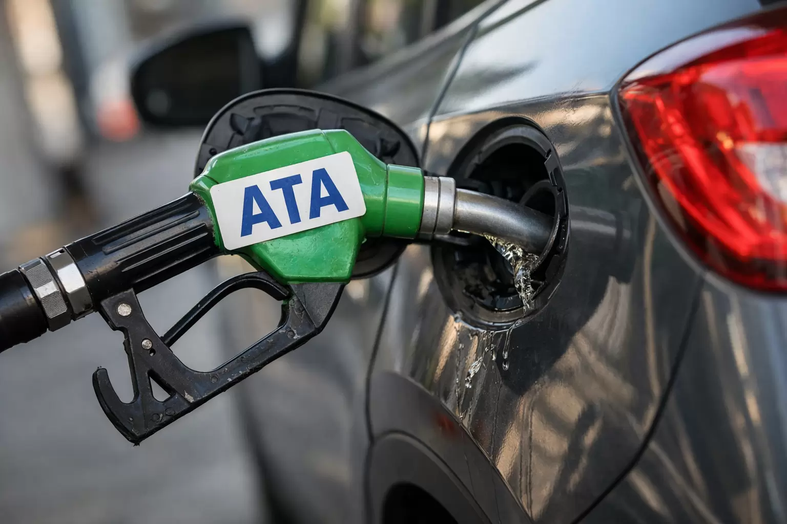 Αντί για ευρώ… λίτρα: Σχέδιο για ΑΤΑ σε κουπόνια καυσίμων στο τραπέζι