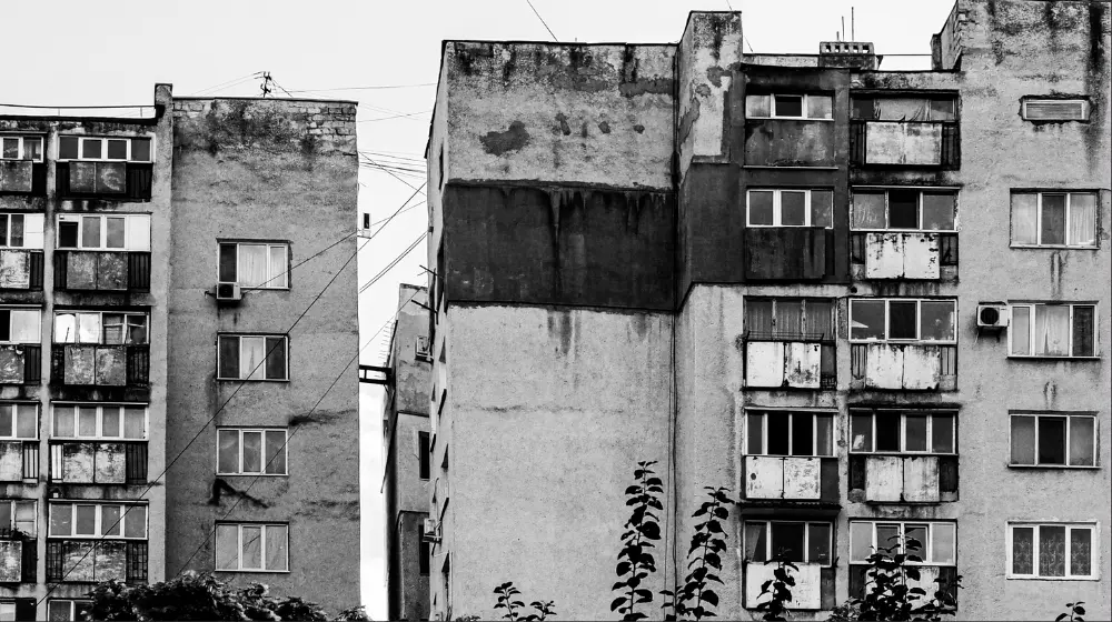 Στο μικροσκόπιο της Βουλής οι επικίνδυνες οικοδομές: Η πρόταση που αυστηροποιεί το πλαίσιο