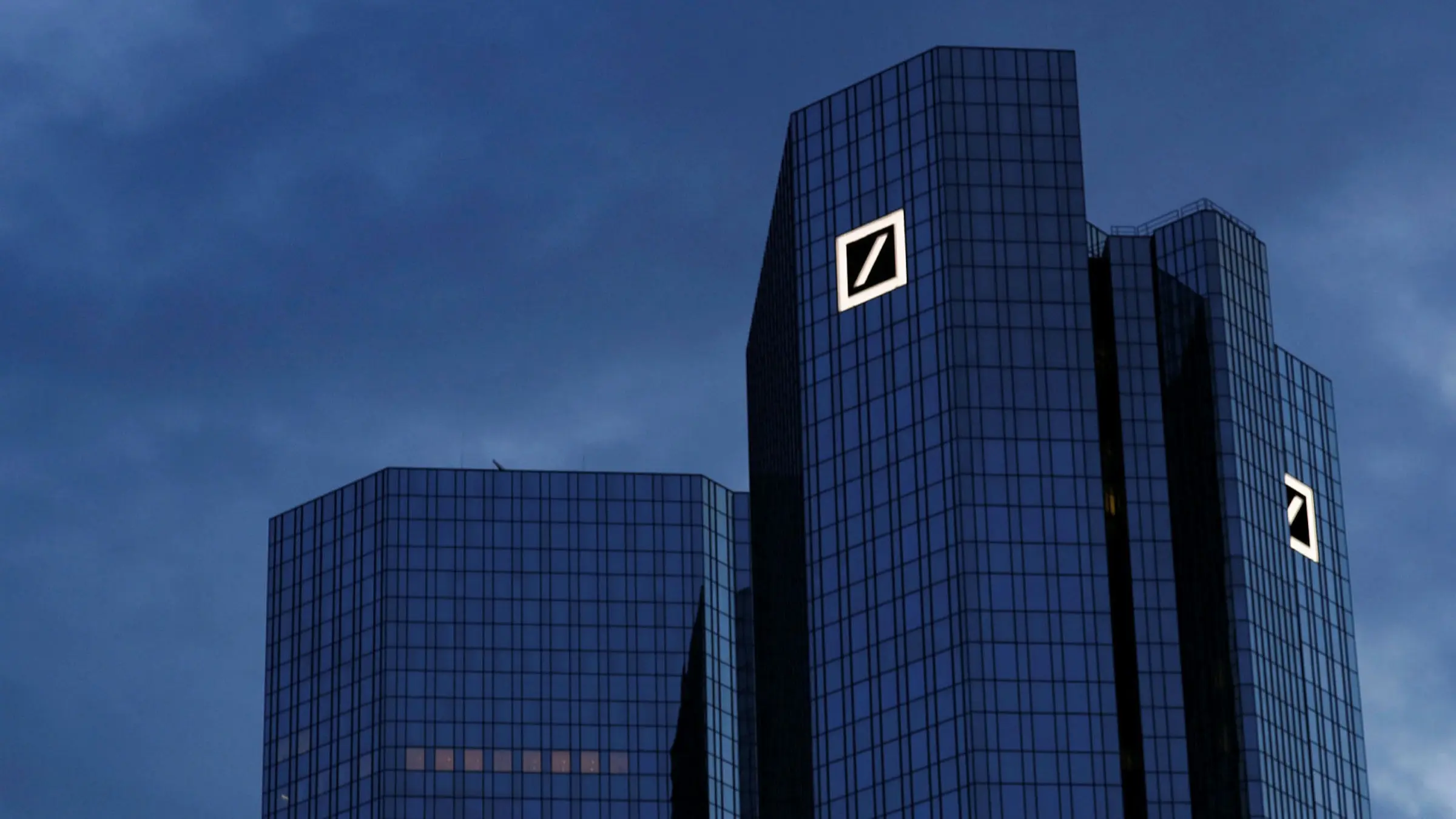 Άγνωστος επενδυτής ξεφορτώνεται μετοχές Deutsche Bank – Commerzbank