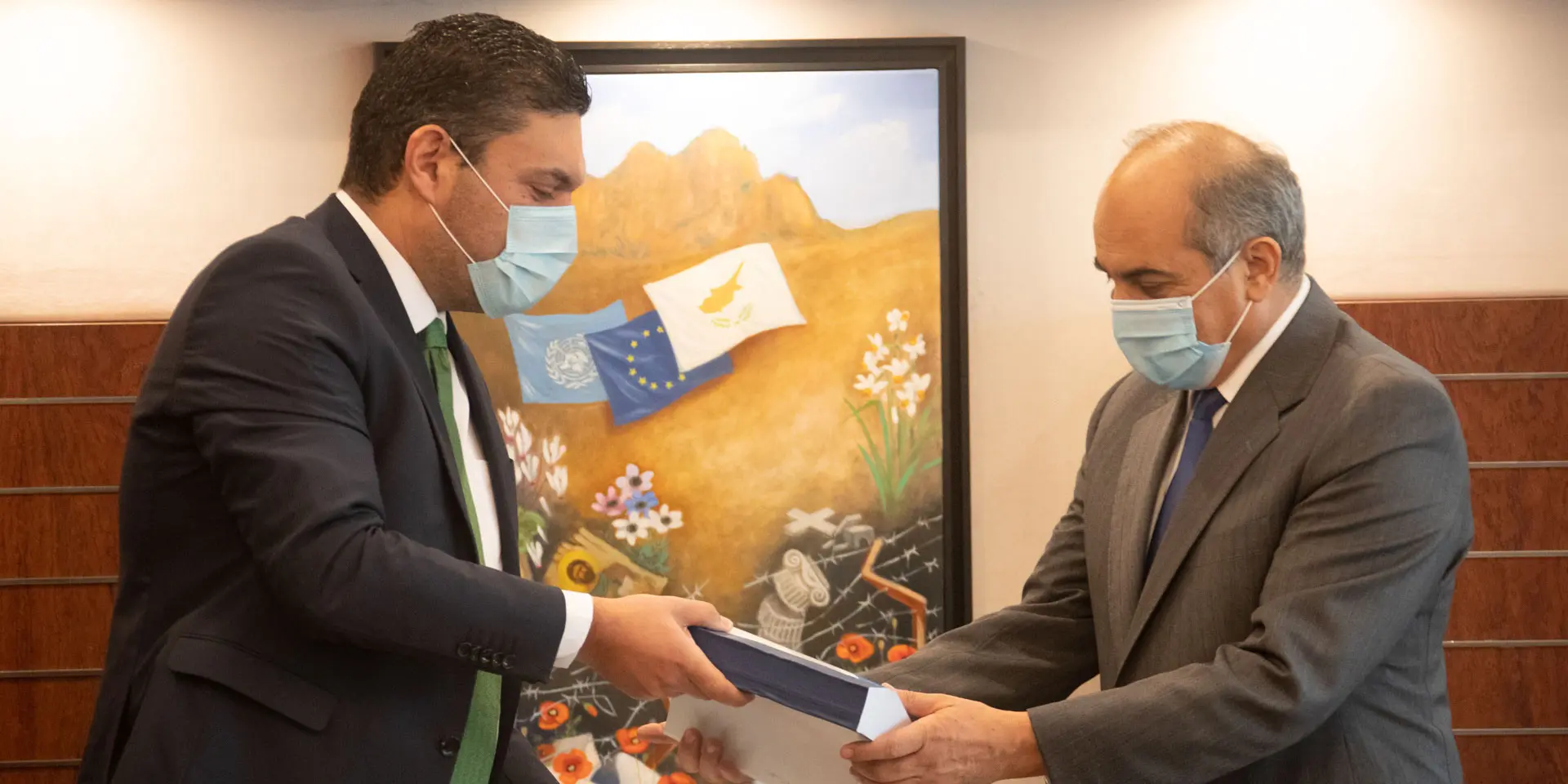 Παραδόθηκε ο προϋπολογισμός του 2021 στην Βουλή