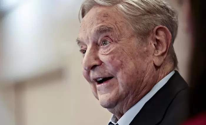 Ο Τζορτζ Σόρος αγοράζει σε τιμές χώμα τα απομεινάρια της 